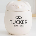 Personalizowana urna dla psa z pokrywką z motywem śpiącego zwierzaka – Urna na prochy zwierząt z imieniem, datami i motywem miłości