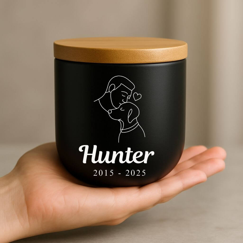 Personalizowana ceramiczna urna dla psa z ilustracją mężczyzny i psa – Urna do kremacji zwierząt domowych z imieniem i datami