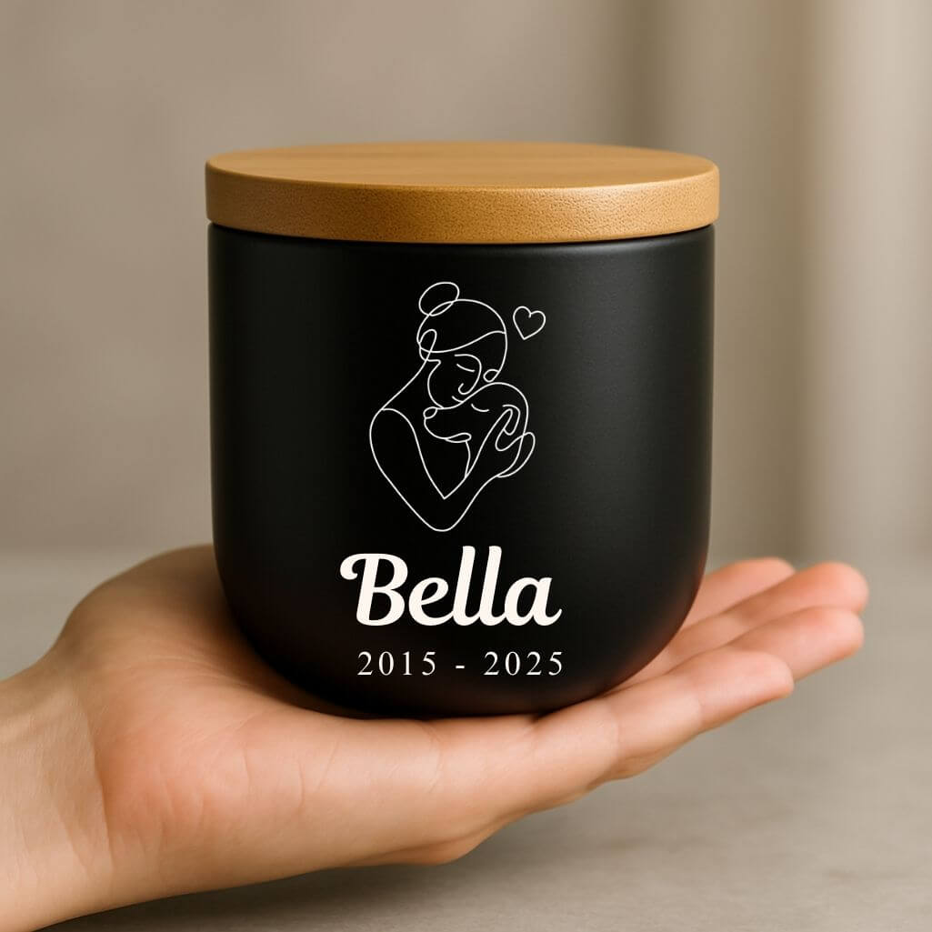 Personalizowana ceramiczna urna dla psa z ilustracją kobiety i psa – Urna do kremacji zwierząt domowych z imieniem i datami